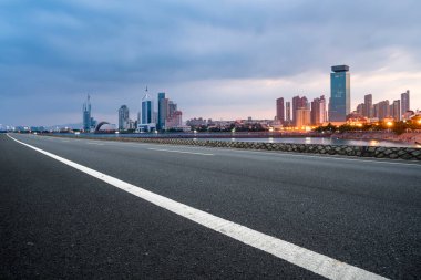 Qingdao Otoyolu 'nun ufuk çizgisi.