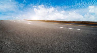 Yol yüzeyi ve gökyüzü kara bulutu
