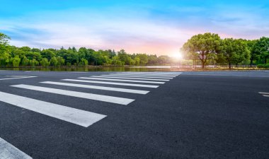 Yol yüzeyi ve gökyüzü kara bulutu