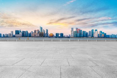 Boş kare döşemeleri olan kentsel gökdelenler