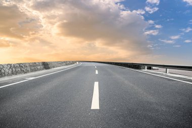 Yol yüzeyi ve gökyüzü kara bulutu