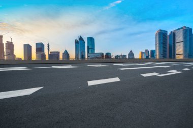 Qingdao 'daki Otoyol ve Çağdaş Şehir Mimarisinin Skyline' ı