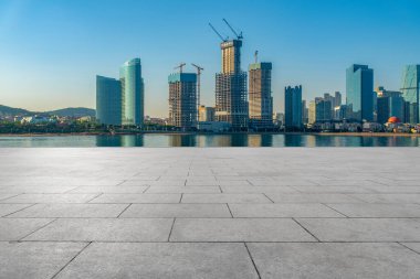 Boş kare kiremitler ve kentsel mimari manzara