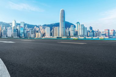 Hong Kon 'da modern şehir mimarisinin yol ve ufuk çizgisi