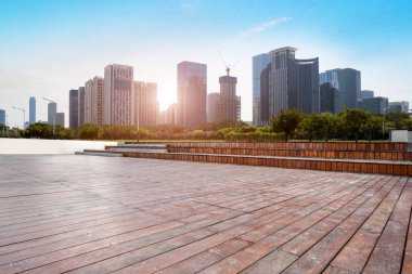 Boş kare döşemeleri olan kentsel gökdelenler