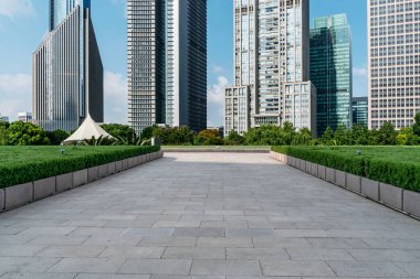 Boş kare kiremitler ve modern şehir binalarının ufuk çizgisi.
