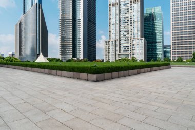 Boş kare kiremitler ve modern şehir binalarının ufuk çizgisi.