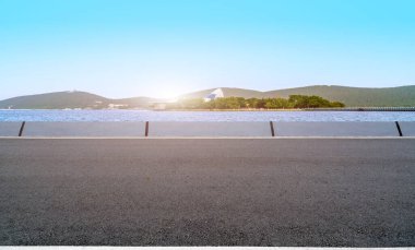 Boş Plaza Tuğlaları ve Güzel Doğal Manzara