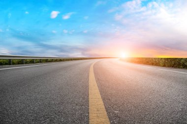 Asfalt yol ve gökyüzü