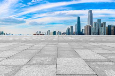 Boş kare döşemeleri olan kentsel gökdelenler