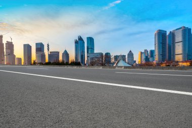 Qingdao 'daki Otoyol ve Çağdaş Şehir Mimarisinin Skyline' ı