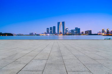 Boş mermer zemin ve Suzhou şehri..