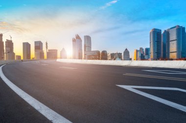 Qingdao 'daki Otoyol ve Çağdaş Şehir Mimarisinin Skyline' ı