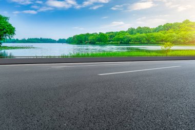 Hangzhou, Çin 'de gölü olan manzara.