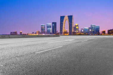 Hava yolu asfalt yolu ve modern kentsel ticaret binası