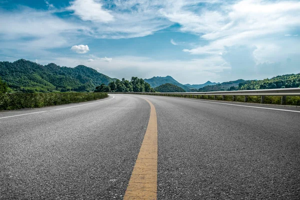 Töm Asfalterad Väg Och Naturlandskap Den Blå Himlen — Stockfoto