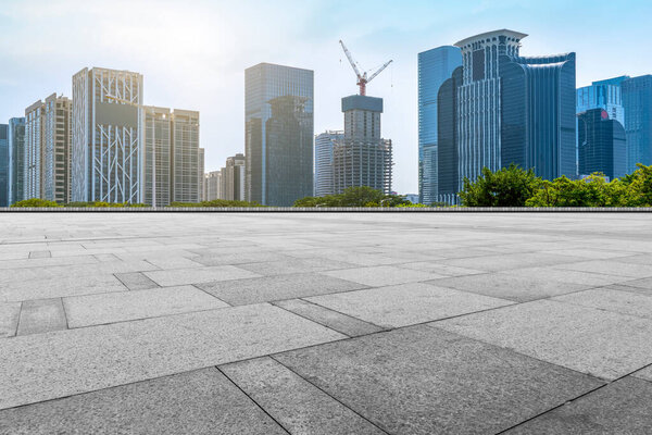 Городские небоскребы и сквер