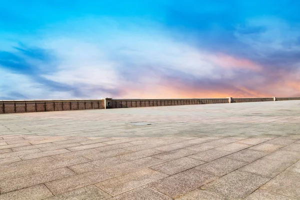 Tomma Fyrkantiga Kakel Och Vacker Himmel Landskap — Stockfoto