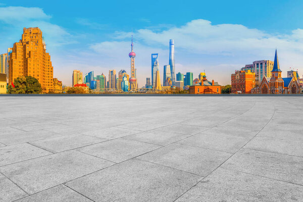 Голубое небо, пустой мраморный пол и горизонт шанхайских городских архи
