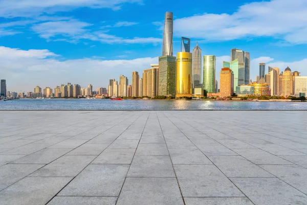 Blå Himmel Tomt Marmorgolv Och Silhuett Shanghai Urban Archi — Stockfoto