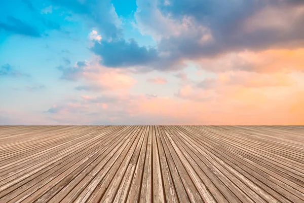 Leere Plaza Ziegel Und Himmelswolkenlandschaft — Stockfoto