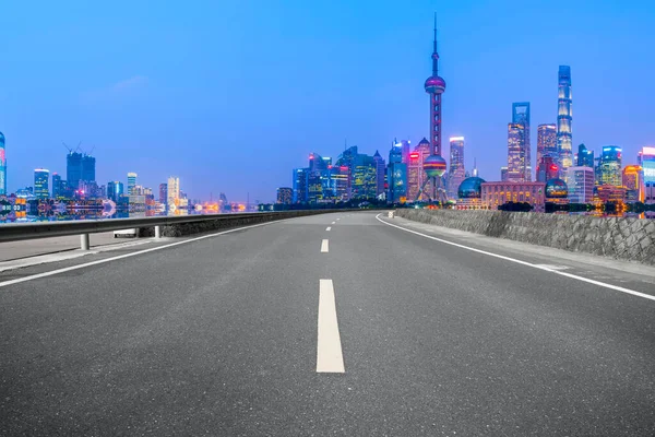 Порожня Асфальтова Дорога Вздовж Сучасних Комерційних Будівель Китаї — стокове фото
