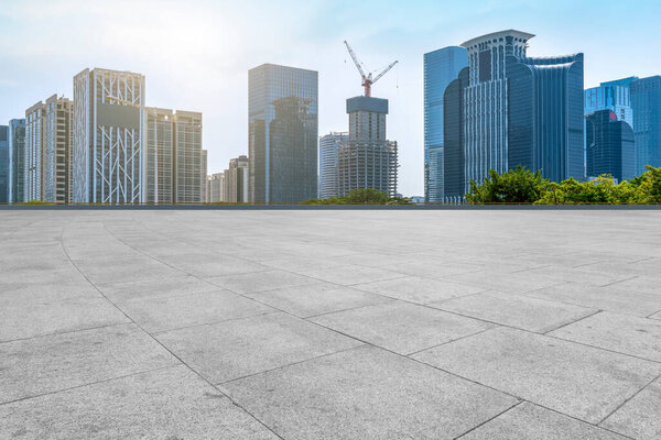 Городские небоскребы и сквер