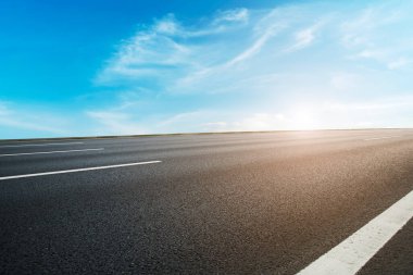 Hava yolu asfalt yol ve güzel gökyüzü manzarası