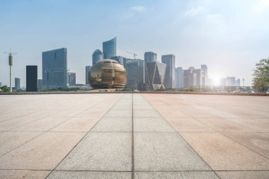 Boş Plaza fayansları ve modern şehir binasının ufuk çizgisi