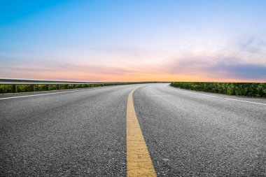 Yol yüzeyi ve gökyüzü kara bulutu