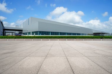 Boş kare döşemeler, modern fabrika binaları ve ambar.