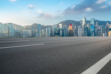 Hong Kon 'da modern şehir mimarisinin yol ve ufuk çizgisi