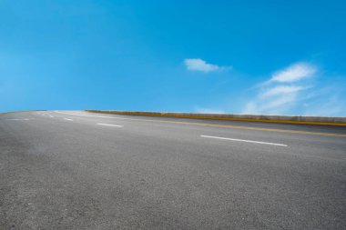 Yol yüzeyi ve gökyüzü kara bulutu