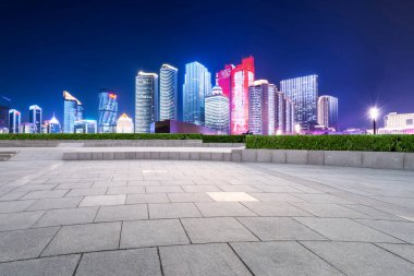 Boş Plaza Tuğlaları ve Modern Şehir Mimarisinin Skyline 'ı