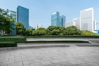 Boş Plaza fayansları ve modern şehir binasının ufuk çizgisi