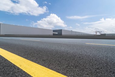 Hong Kon 'da modern şehir mimarisinin yol ve ufuk çizgisi