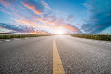 Asfalt yol ve gökyüzü