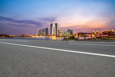 Yol Zemini ve Kentsel Skyline Mimarisi