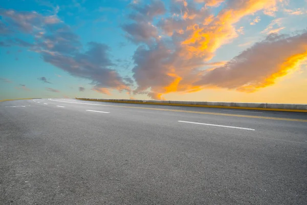 Asfalt Weg Lucht — Stockfoto