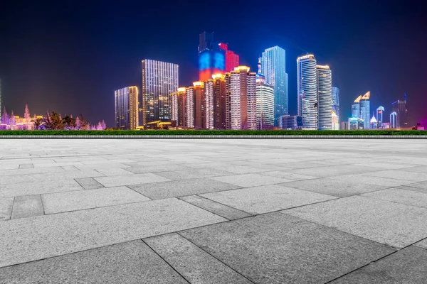 空旷的广场地砖与现代城市阿基米德的天际线 — 图库照片