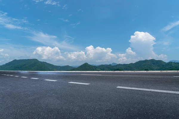 Autostrada Asfalt Bruk Naturalne Landscap — Zdjęcie stockowe