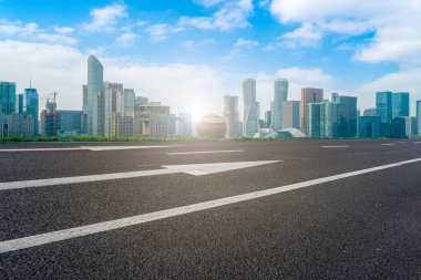 Hava yolu asfalt yolu ve ticari yapının ofis binası