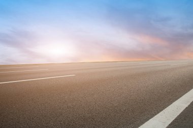 Sky Highway Asfalt Yolu ve güzel gökyüzü günbatımı manzarası