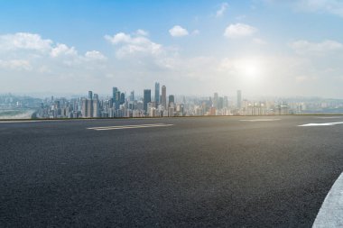 Yol kaldırımı ve Chongqing kentsel mimarisi ufuk çizgisi