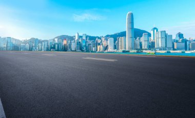 Hong Kon 'da modern şehir mimarisinin yol ve ufuk çizgisi