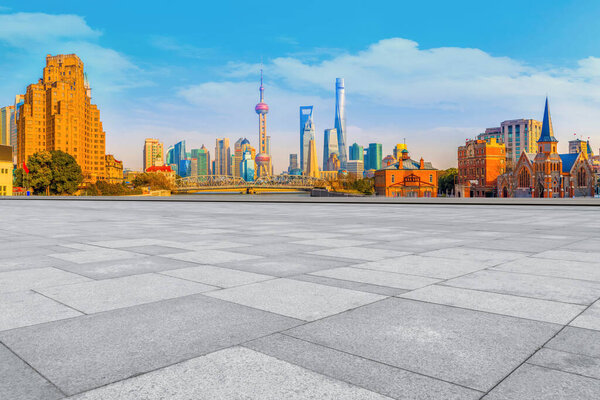 Голубое небо, пустой мраморный пол и горизонт шанхайских городских архи
