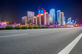 Highway Road a panorama moderní městské architektury v Qingdao