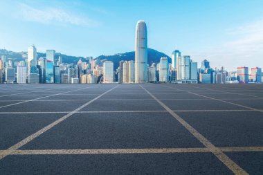 Hong Kon 'da modern şehir mimarisinin yol ve ufuk çizgisi