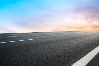 Hava yolu asfalt yol ve güzel gökyüzü manzarası