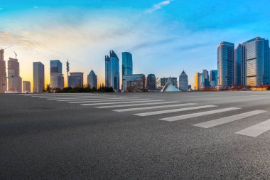 Qingdao 'daki Otoyol ve Çağdaş Şehir Mimarisinin Skyline' ı